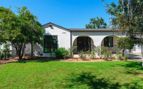 Spacious Modern Retreat w Luxury Amenities & Style